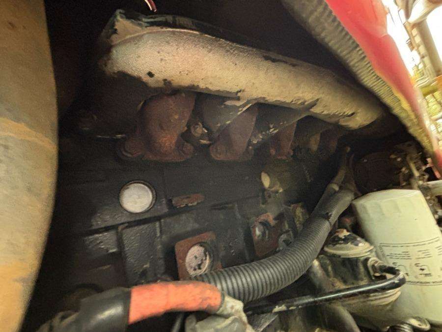 2000 Massey Ferguson 6290 Tractor with front loader and attachments - Image 9