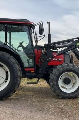 2001 Valtra 700-4 Tractor with loader