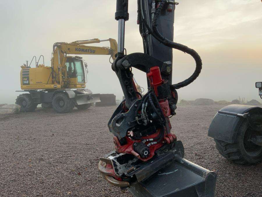 2016 Terex TW85 excavator with trailer and attachments - Image 2