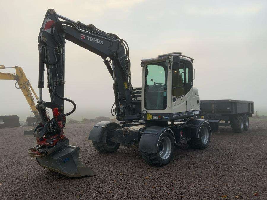 2016 Terex TW85 excavator with trailer and attachments - Image 42