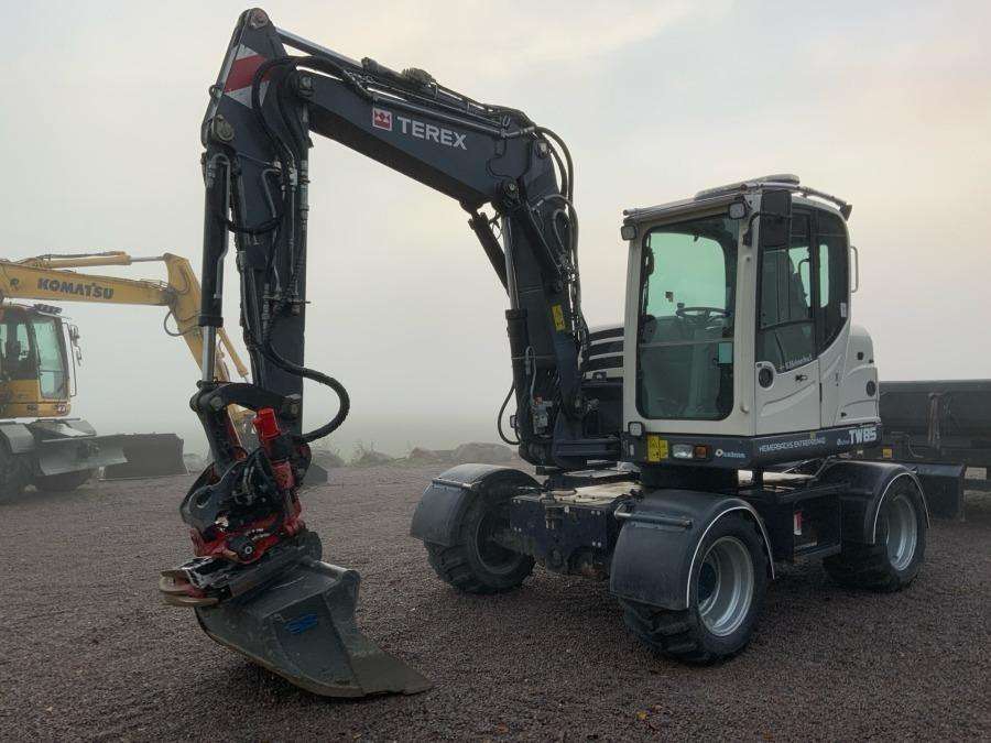 2016 Terex TW85 excavator with trailer and attachments - Image 74