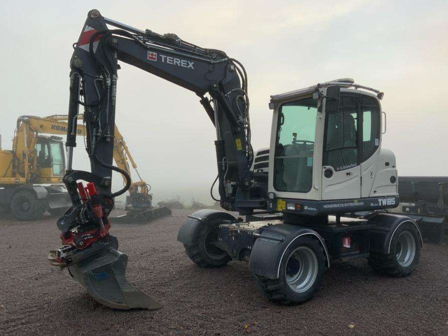 2016 Terex TW85 excavator with trailer and attachments - Image 75