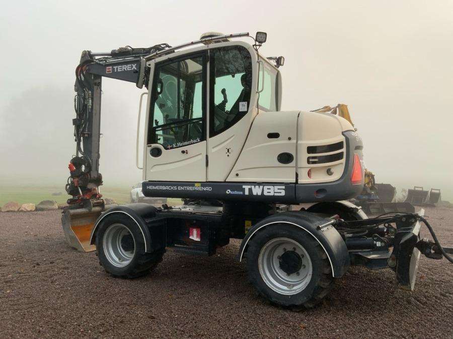 2016 Terex TW85 excavator with trailer and attachments - Image 77