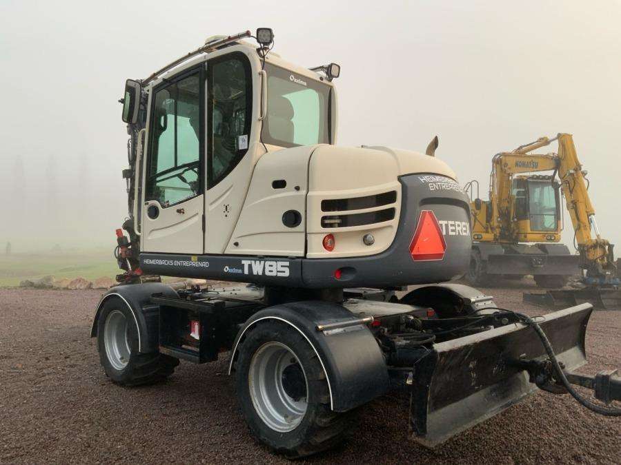2016 Terex TW85 excavator with trailer and attachments - Image 78