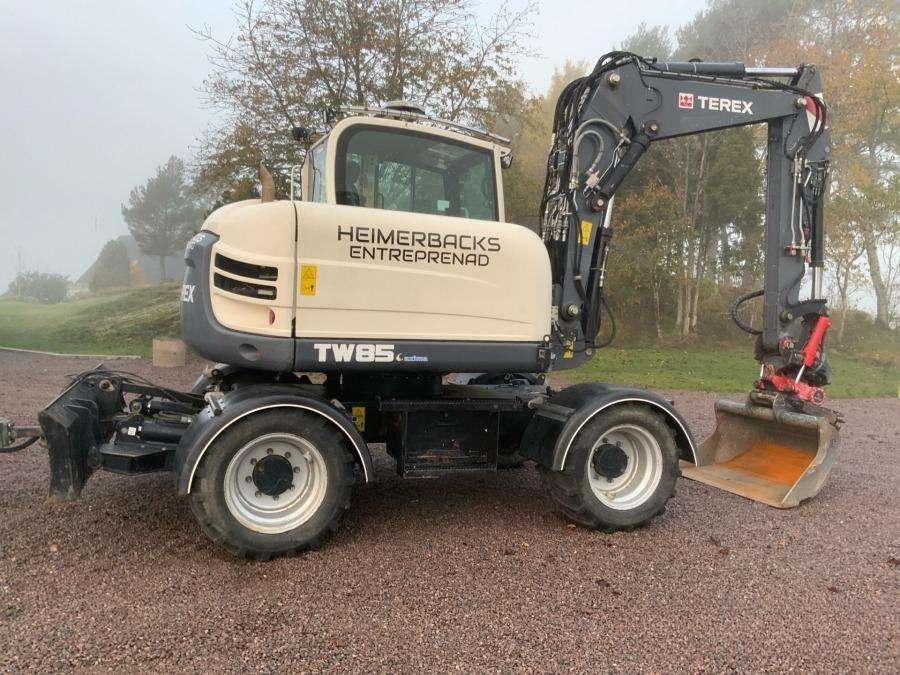 2016 Terex TW85 excavator with trailer and attachments - Image 82