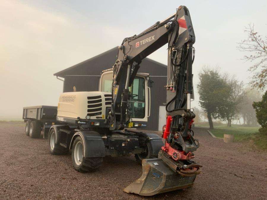 2016 Terex TW85 excavator with trailer and attachments - Image 84