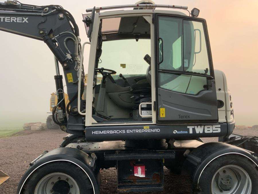 2016 Terex TW85 excavator with trailer and attachments - Image 87