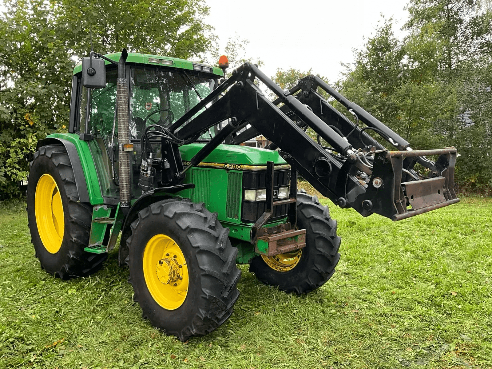 1992 John Deere 6200 Four-wheel drive farm tractor with front loader - Image 2