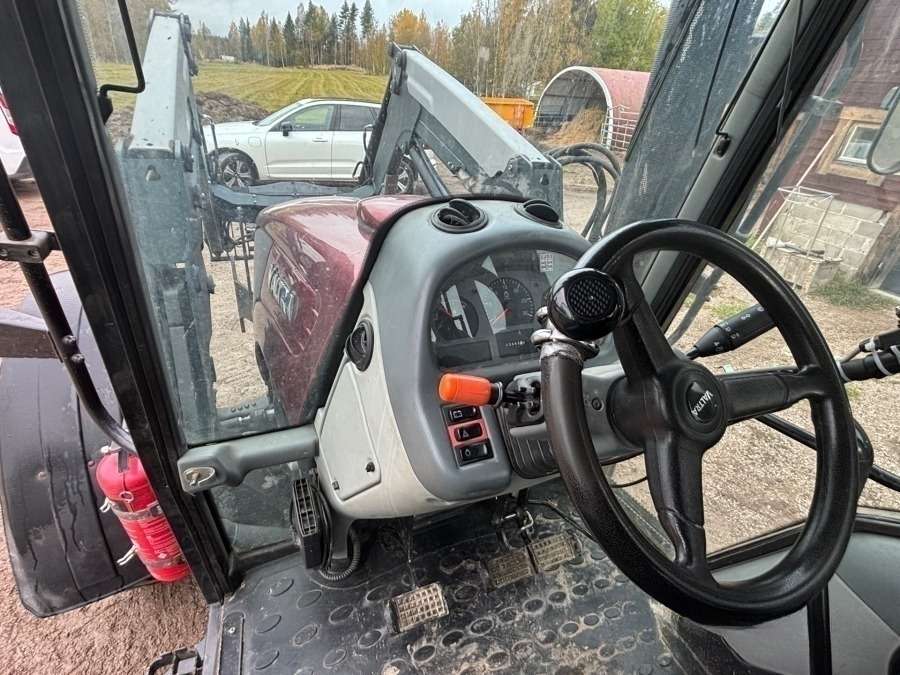2016 Valtra A93 Tractor with front loader - Image 9