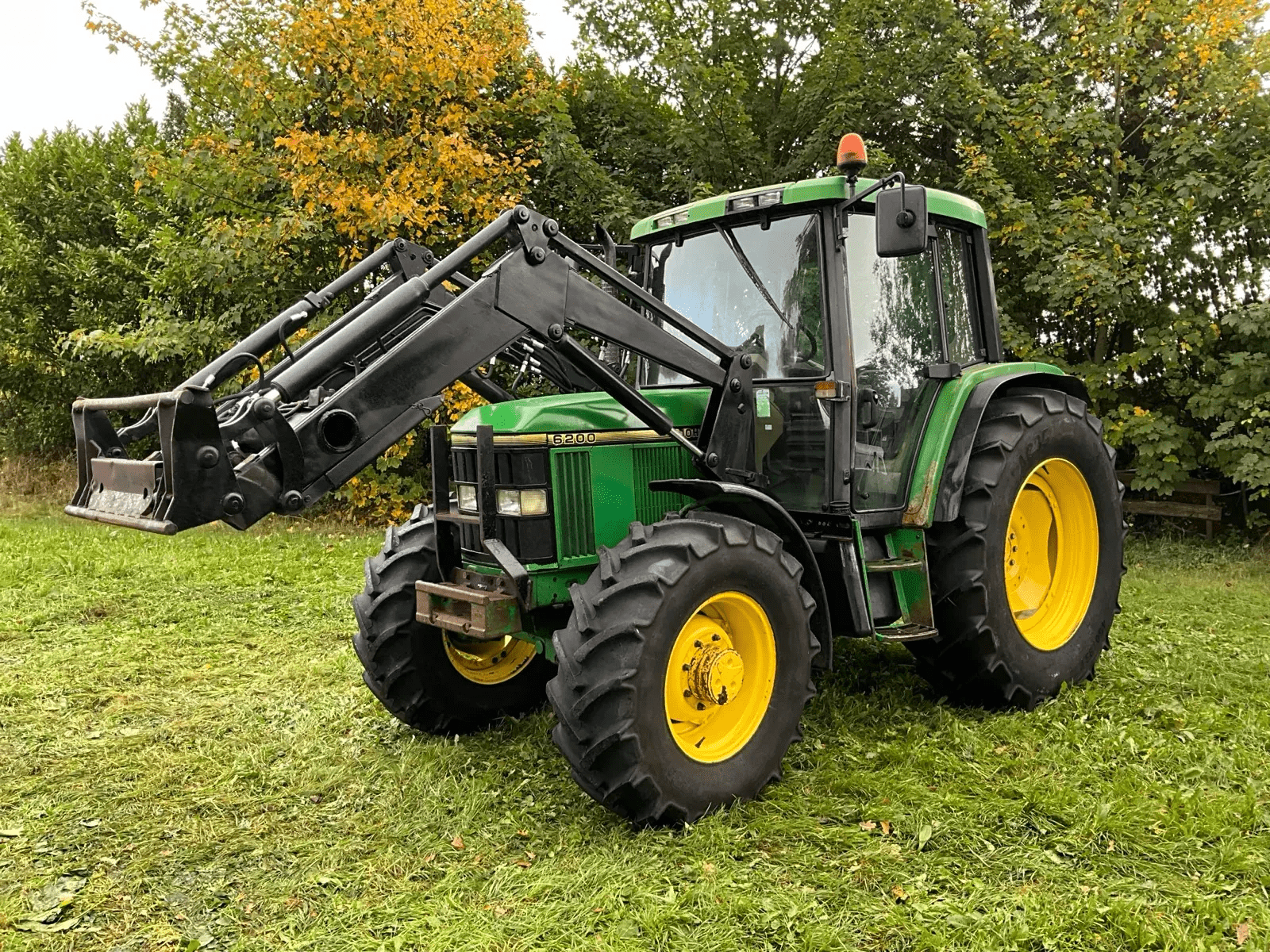 1992 John Deere 6200 Four-wheel drive farm tractor with front loader - Image 10