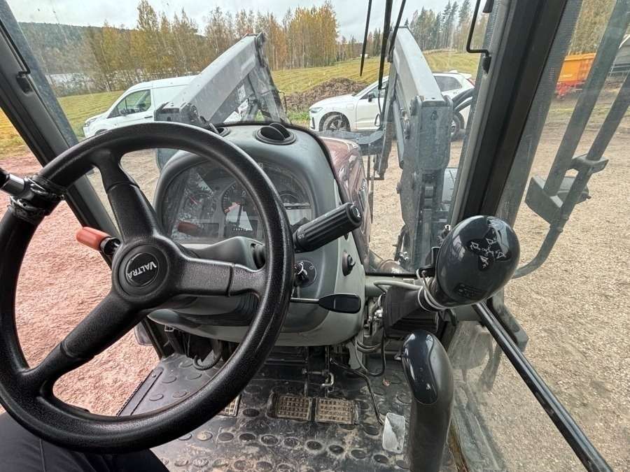 2016 Valtra A93 Tractor with front loader - Image 10