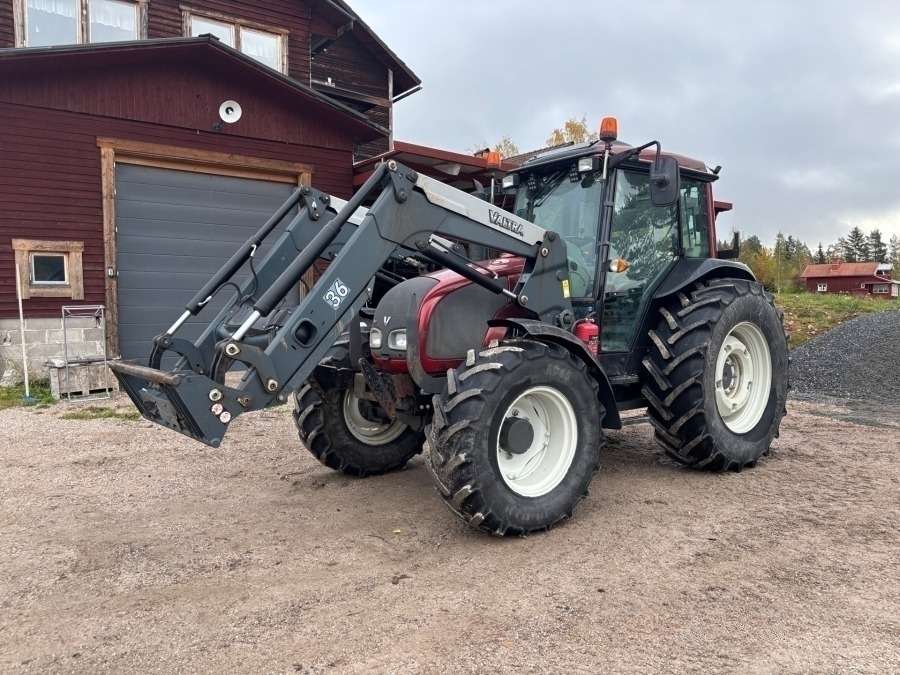 2016 Valtra A93 Tractor with front loader - Image 11