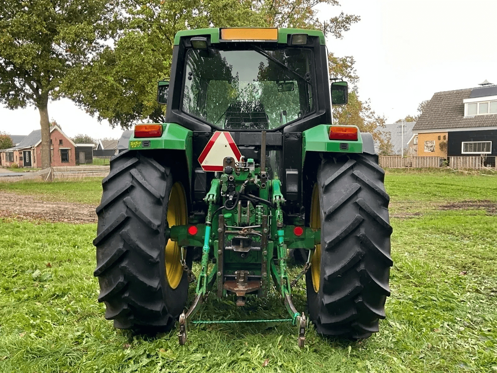 1992 John Deere 6200 Four-wheel drive farm tractor with front loader - Image 13