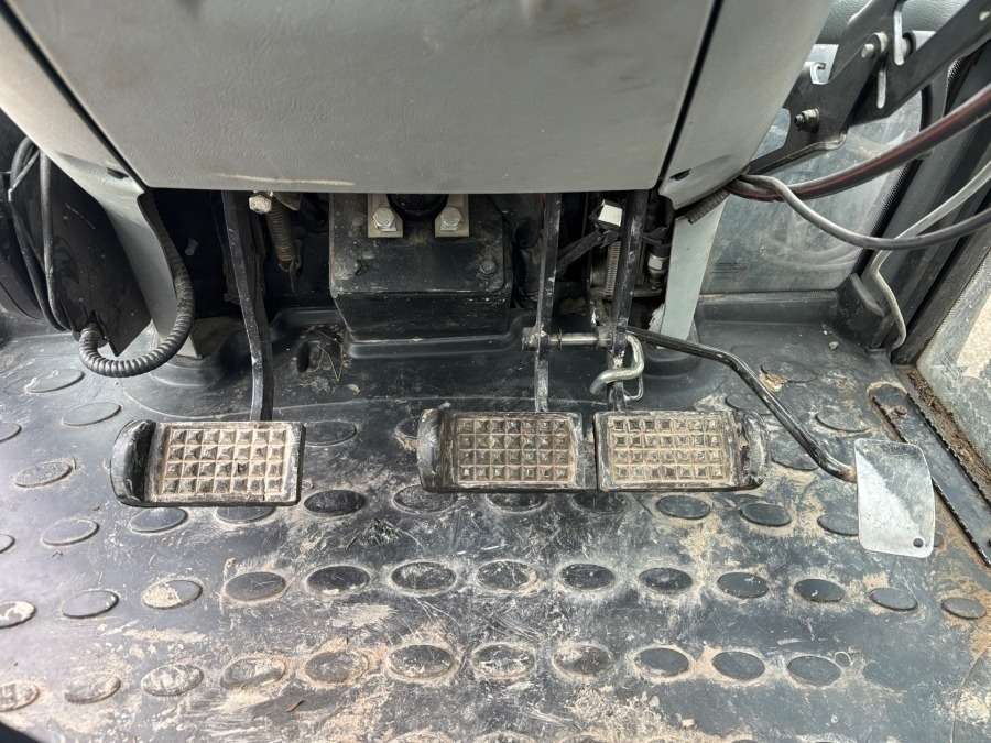 2016 Valtra A93 Tractor with front loader - Image 13