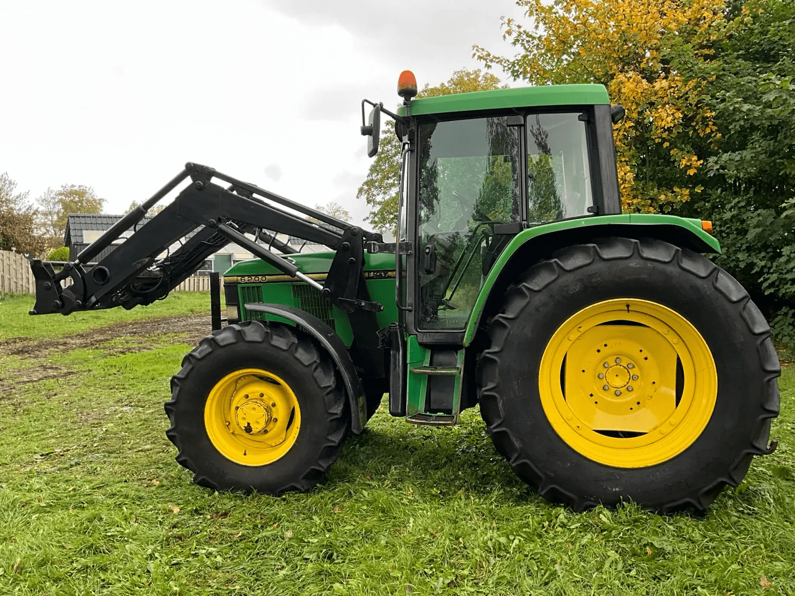 1992 John Deere 6200 Four-wheel drive farm tractor with front loader - Image 15