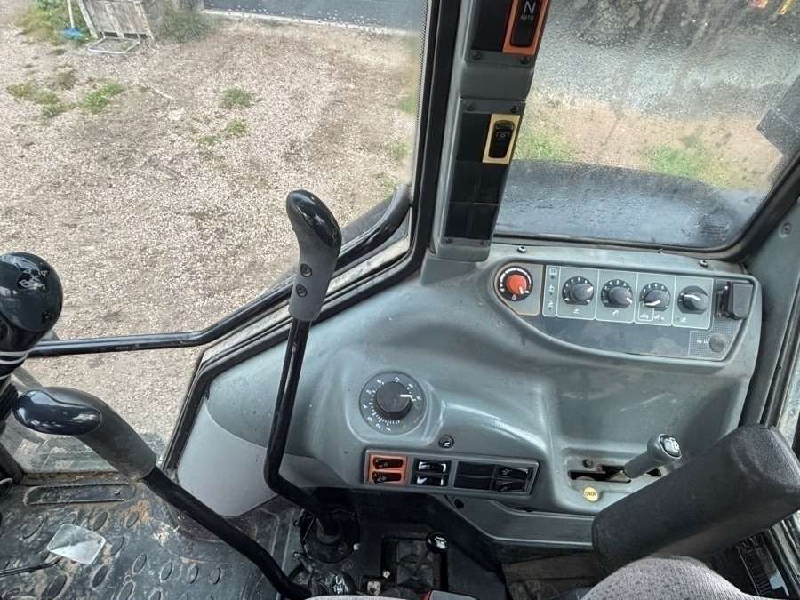 2016 Valtra A93 Tractor with front loader - Image 15