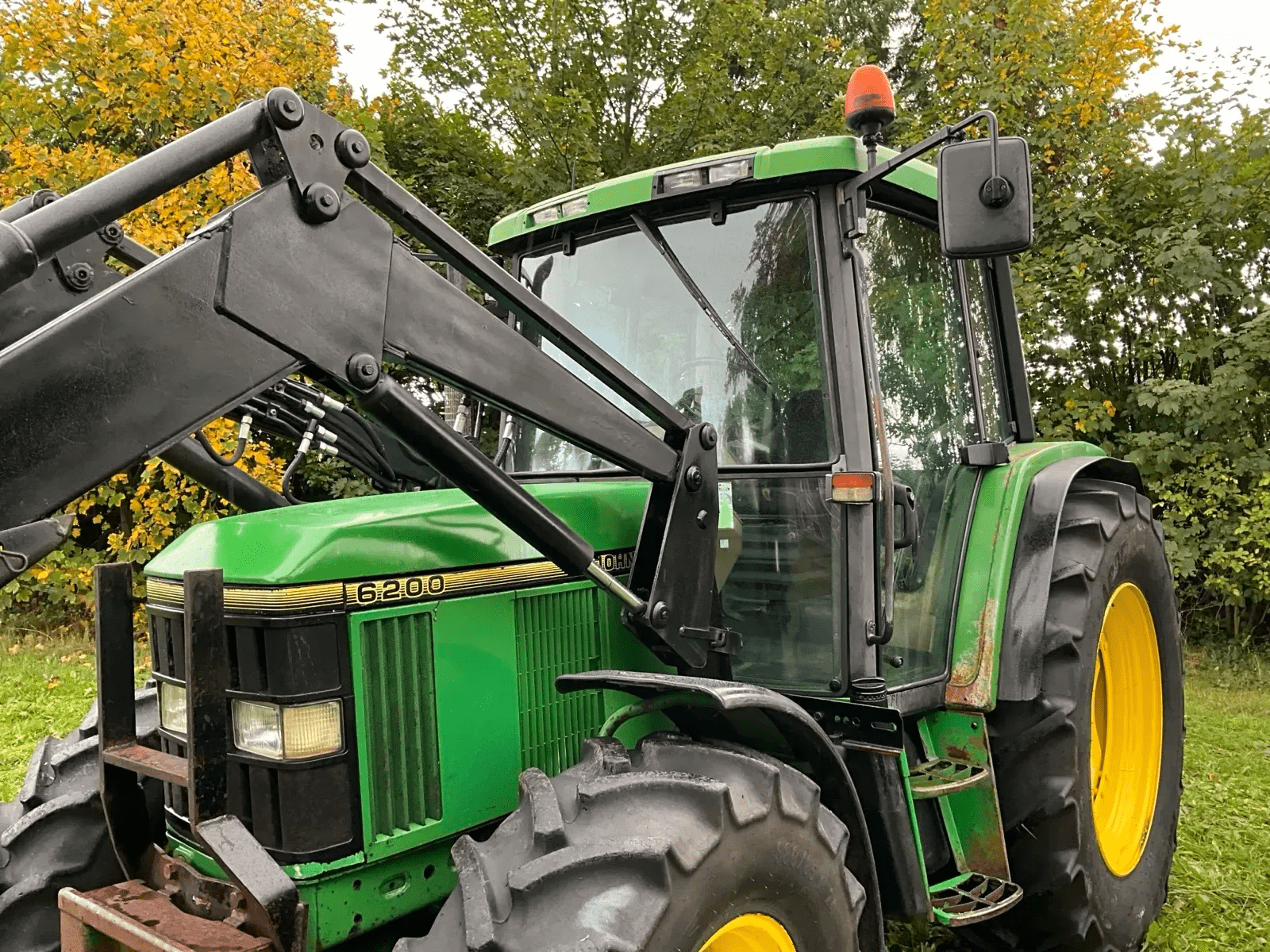 1992 John Deere 6200 Four-wheel drive farm tractor with front loader - Image 16