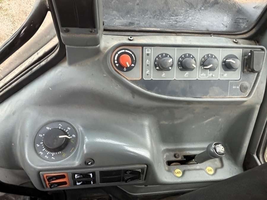 2016 Valtra A93 Tractor with front loader - Image 16