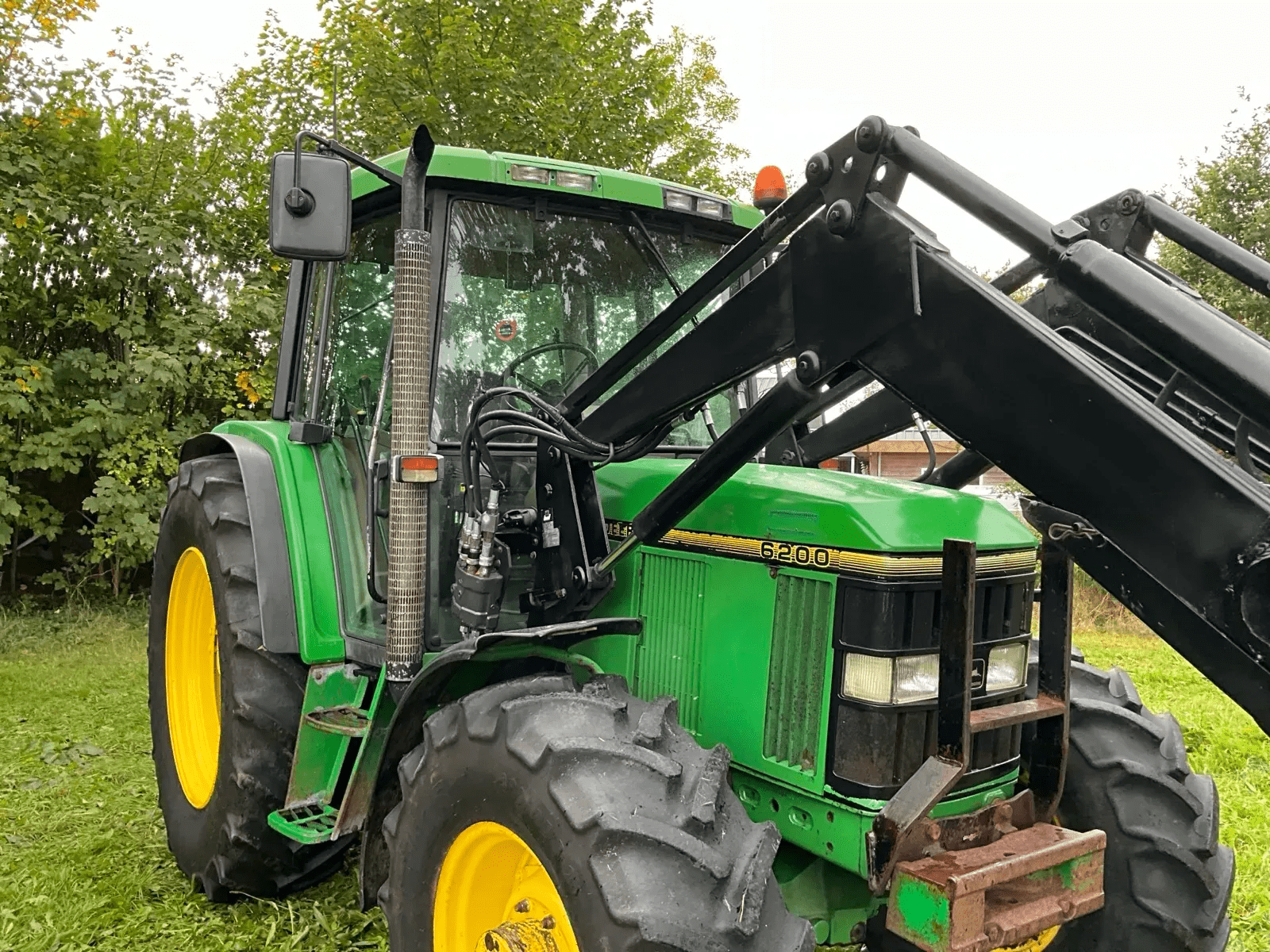 1992 John Deere 6200 Four-wheel drive farm tractor with front loader - Image 17