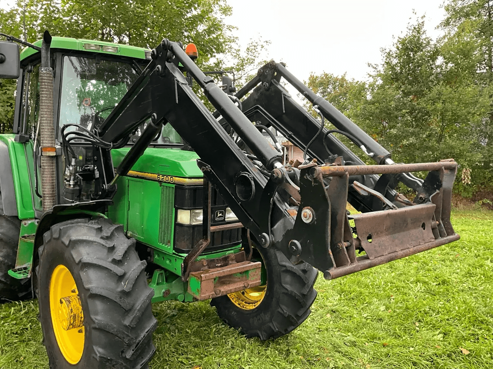 1992 John Deere 6200 Four-wheel drive farm tractor with front loader - Image 18