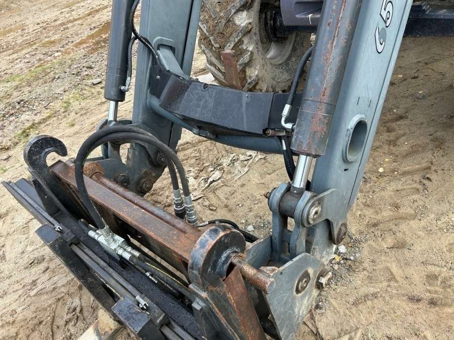 2005 Valtra C130 with snow thrower Tractor - Image 3