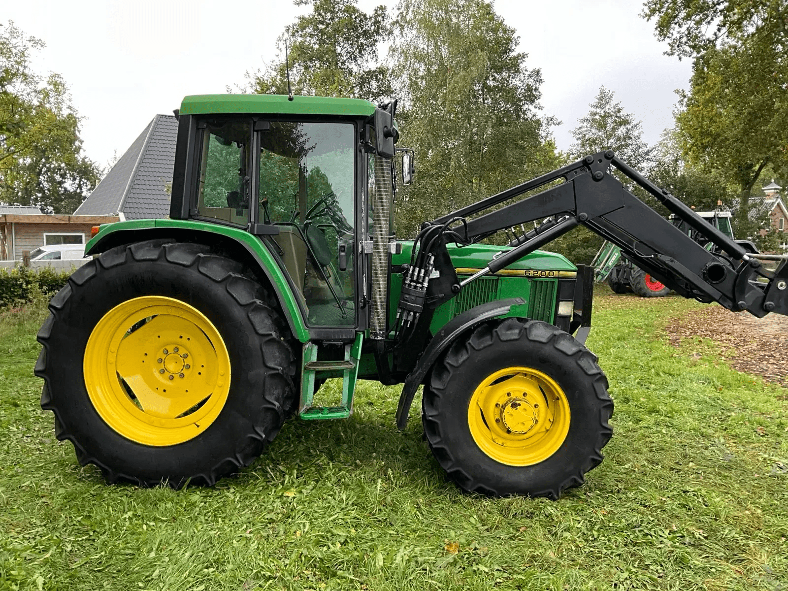 1992 John Deere 6200 Four-wheel drive farm tractor with front loader - Image 3