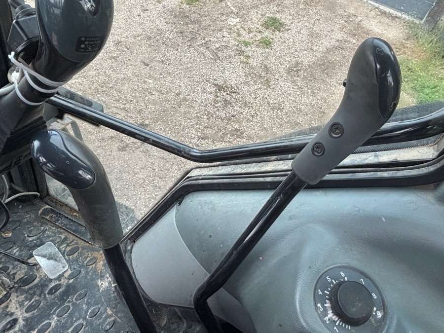 2016 Valtra A93 Tractor with front loader - Image 19