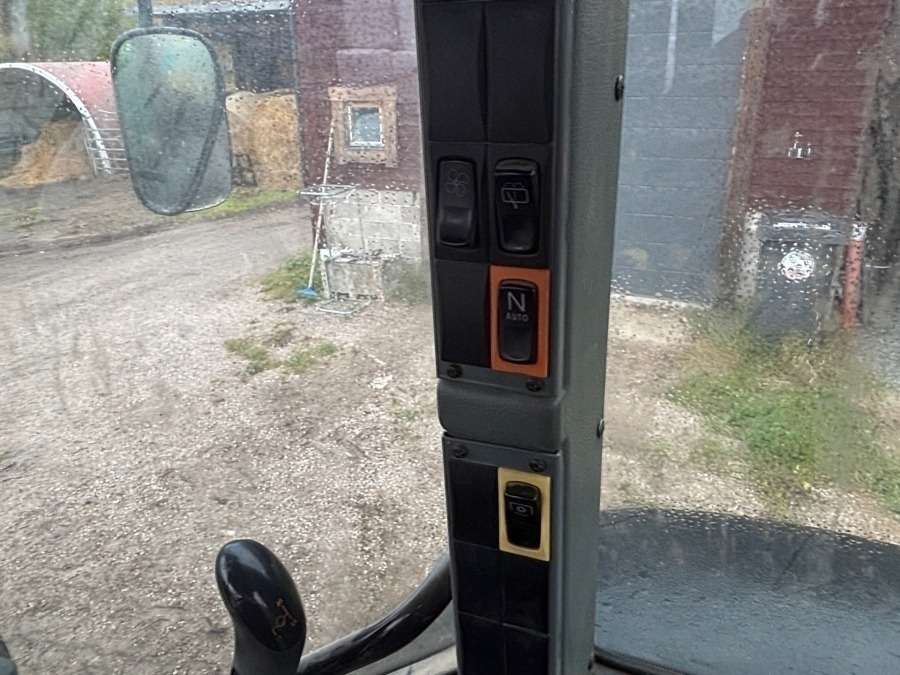 2016 Valtra A93 Tractor with front loader - Image 21