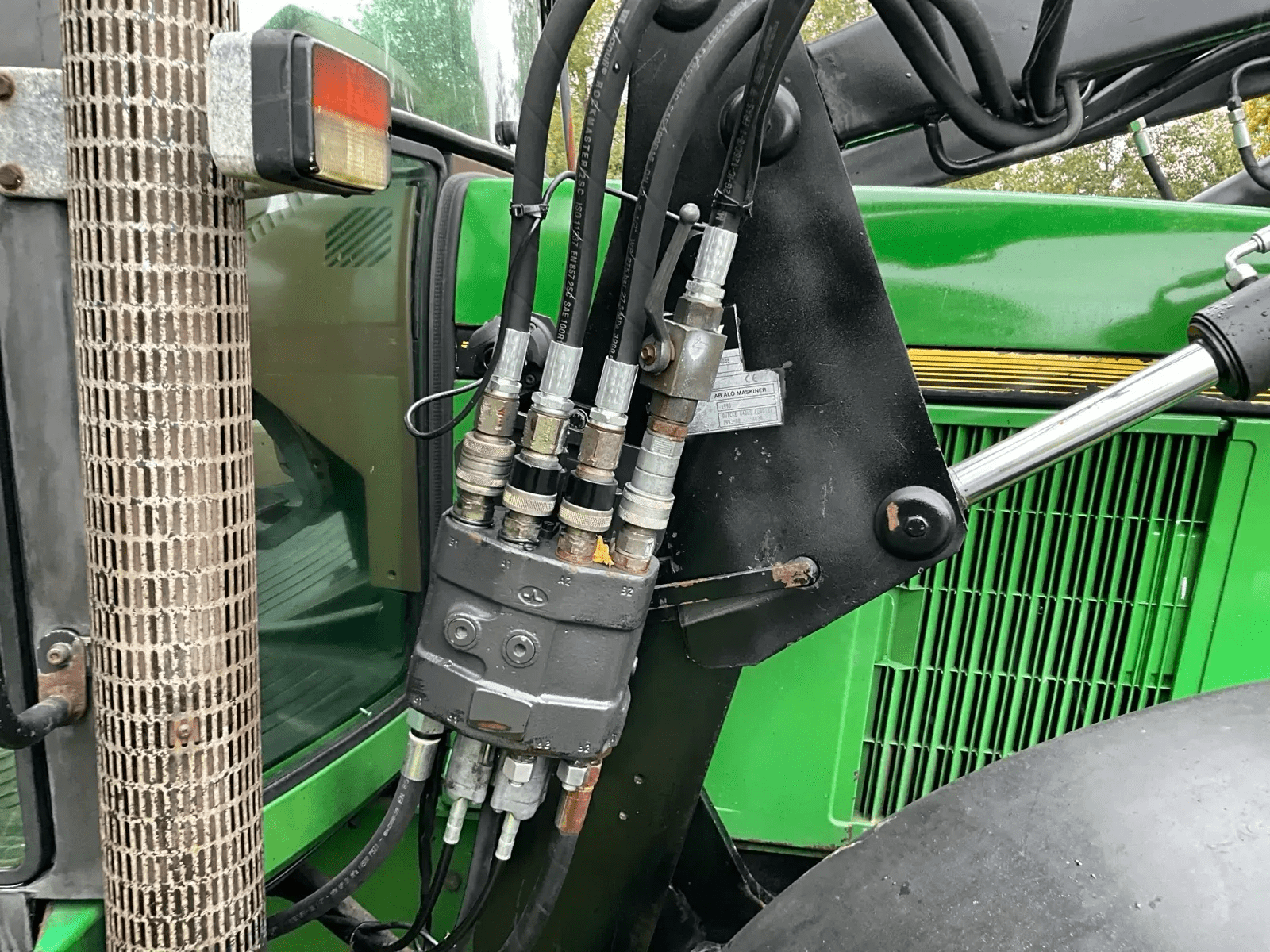 1992 John Deere 6200 Four-wheel drive farm tractor with front loader - Image 22