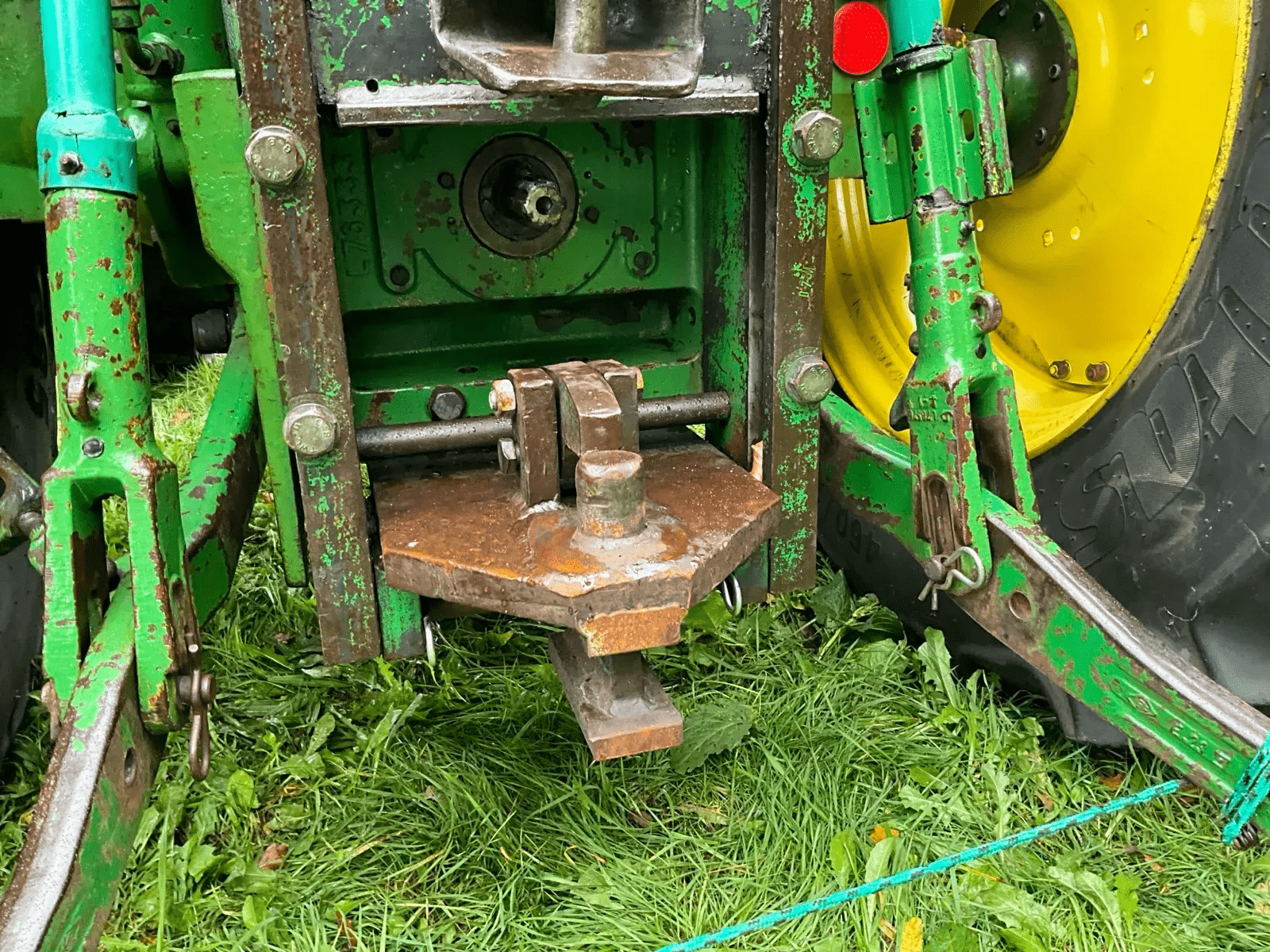1992 John Deere 6200 Four-wheel drive farm tractor with front loader - Image 24