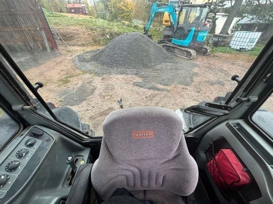 2016 Valtra A93 Tractor with front loader - Image 24