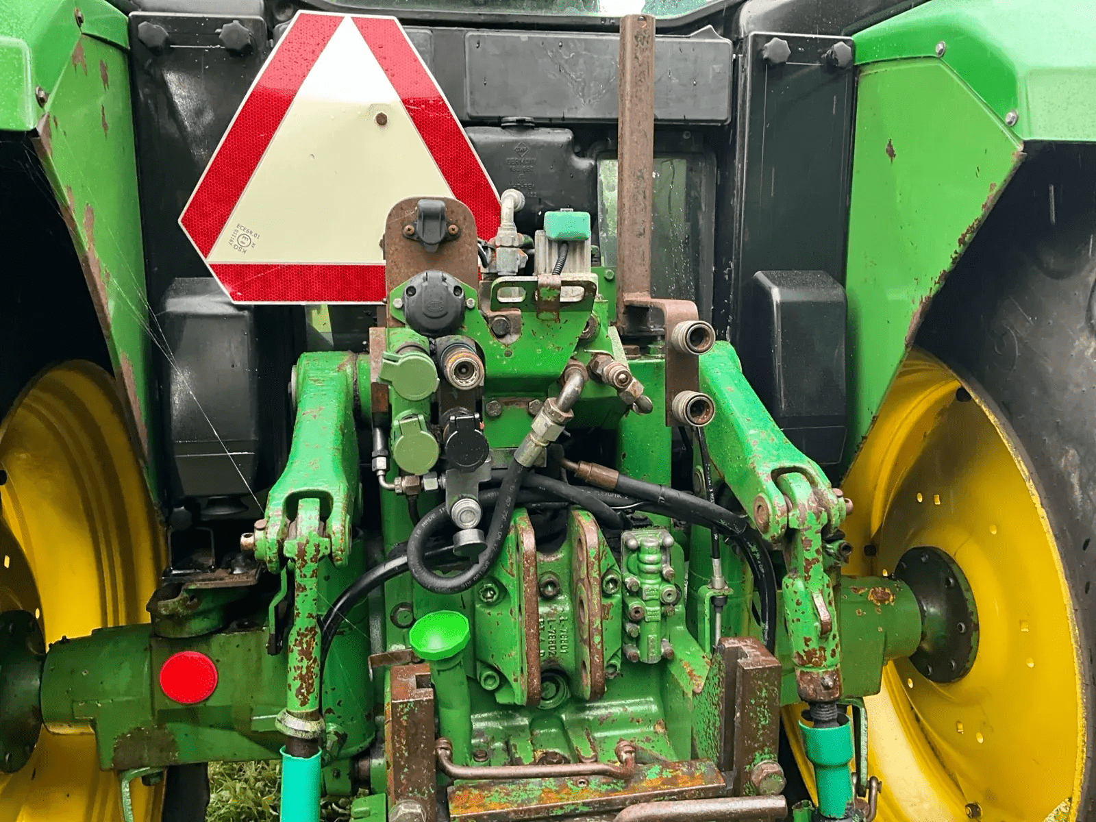 1992 John Deere 6200 Four-wheel drive farm tractor with front loader - Image 25