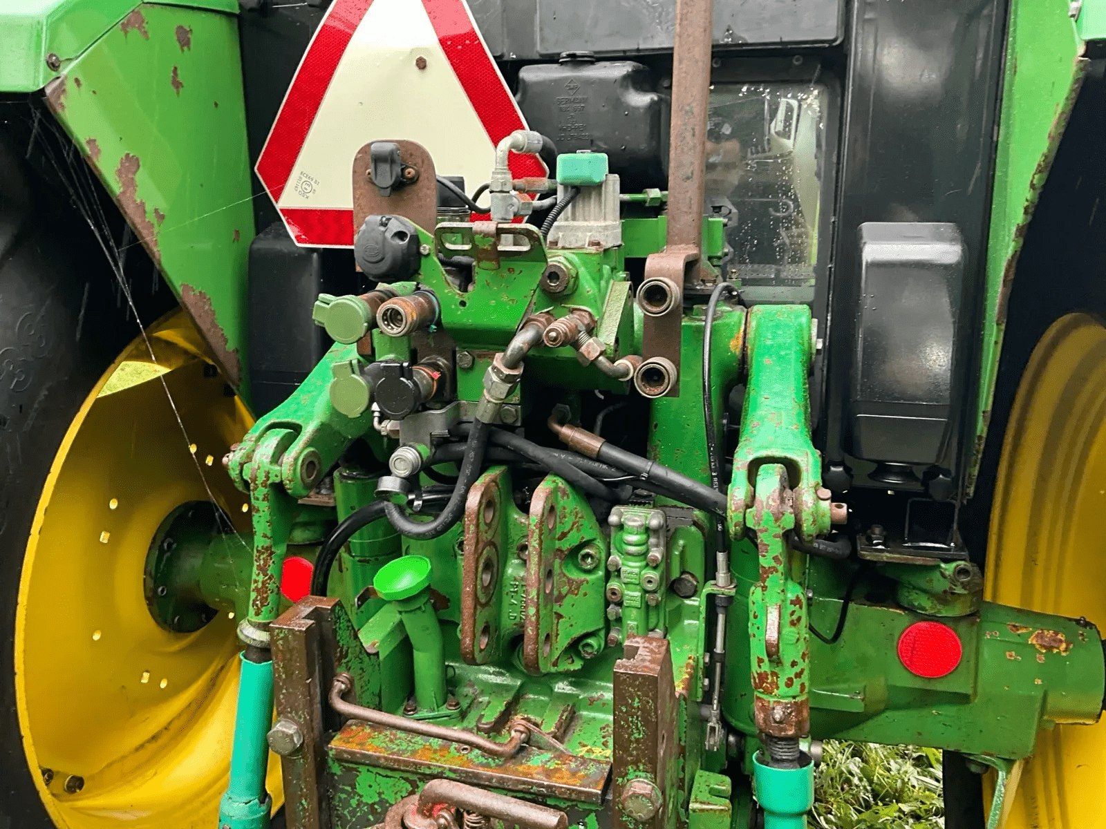 1992 John Deere 6200 Four-wheel drive farm tractor with front loader - Image 26