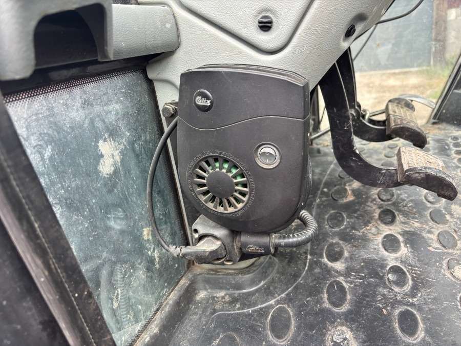2016 Valtra A93 Tractor with front loader - Image 26