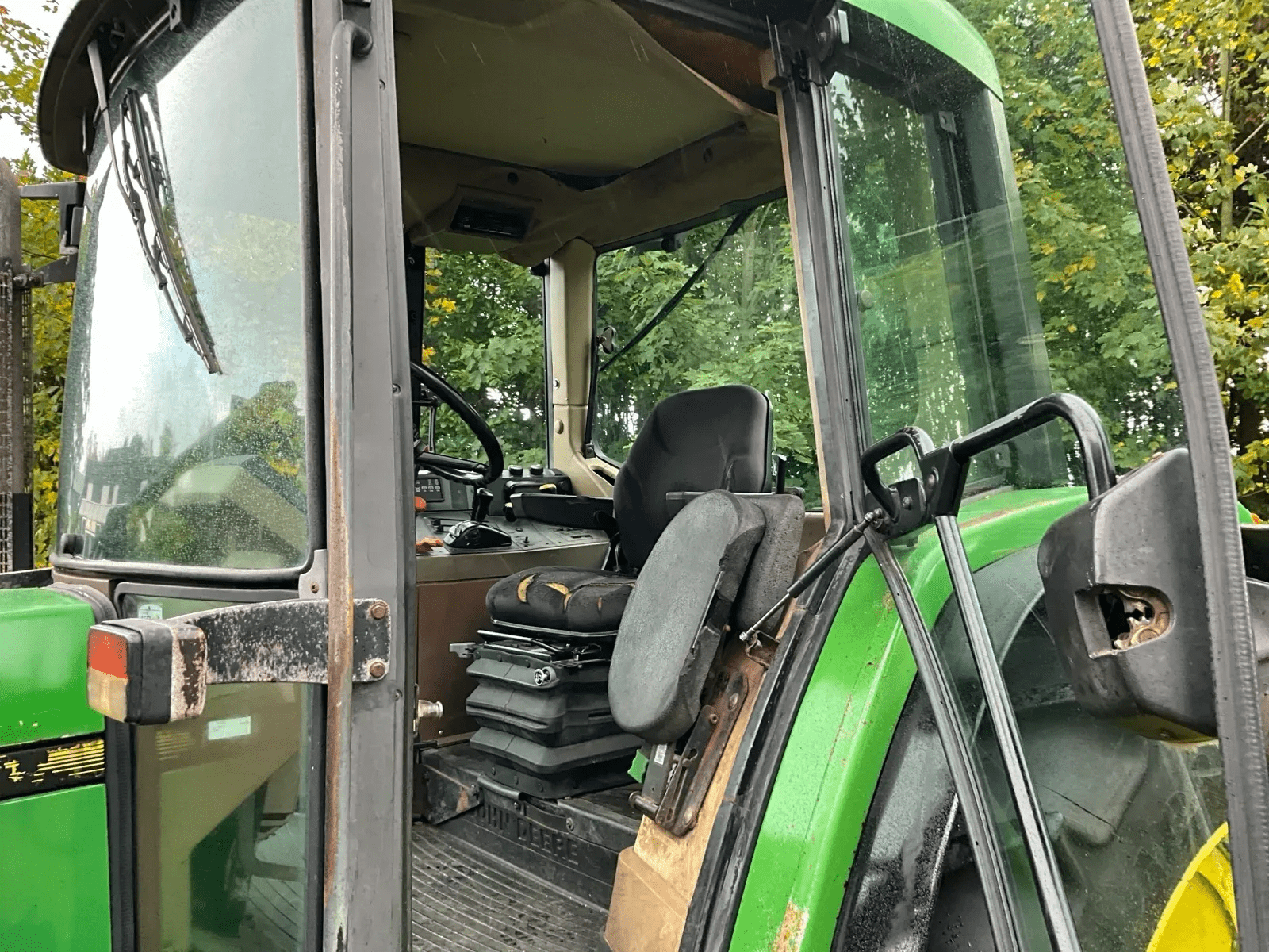 1992 John Deere 6200 Four-wheel drive farm tractor with front loader - Image 27