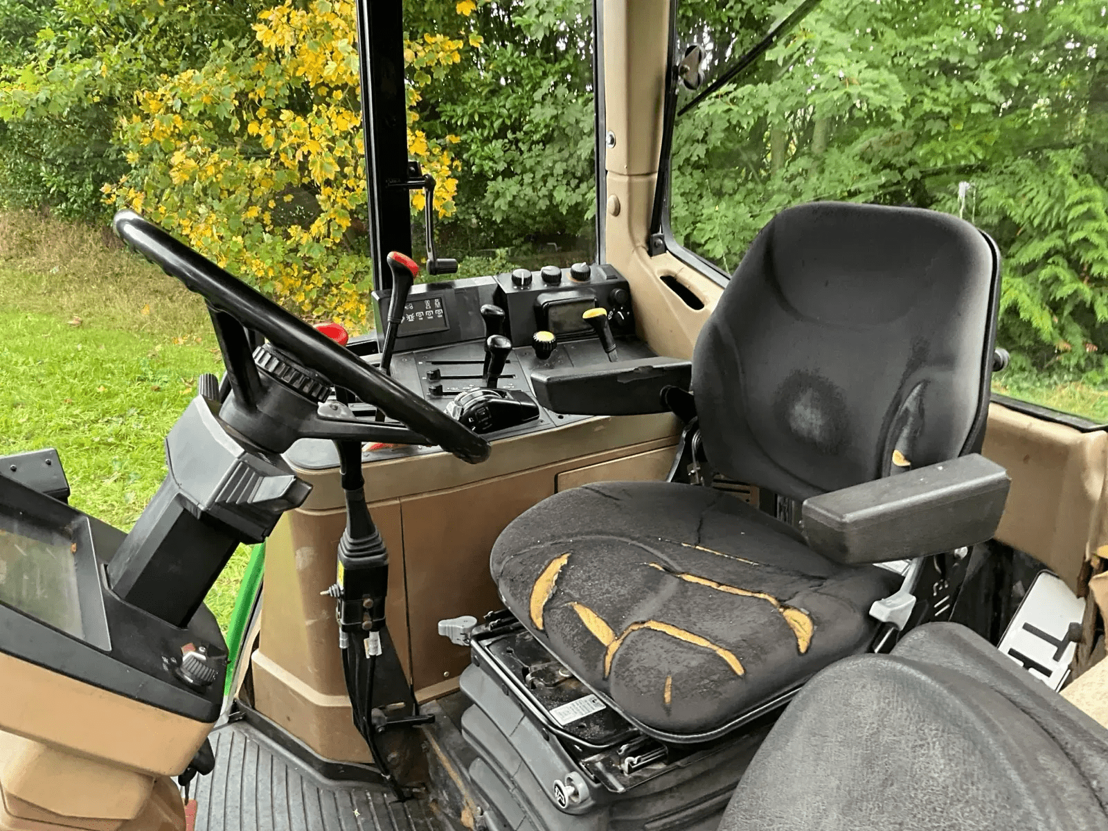 1992 John Deere 6200 Four-wheel drive farm tractor with front loader - Image 28
