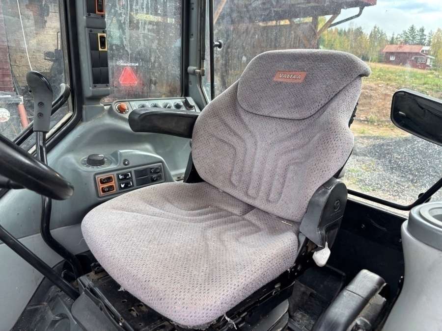 2016 Valtra A93 Tractor with front loader - Image 28