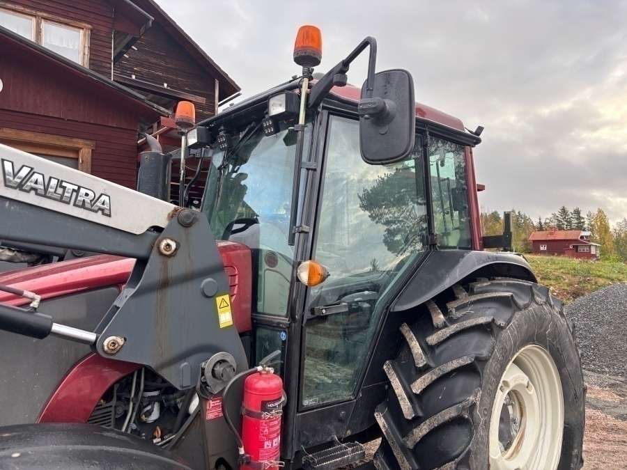 2016 Valtra A93 Tractor with front loader - Image 2