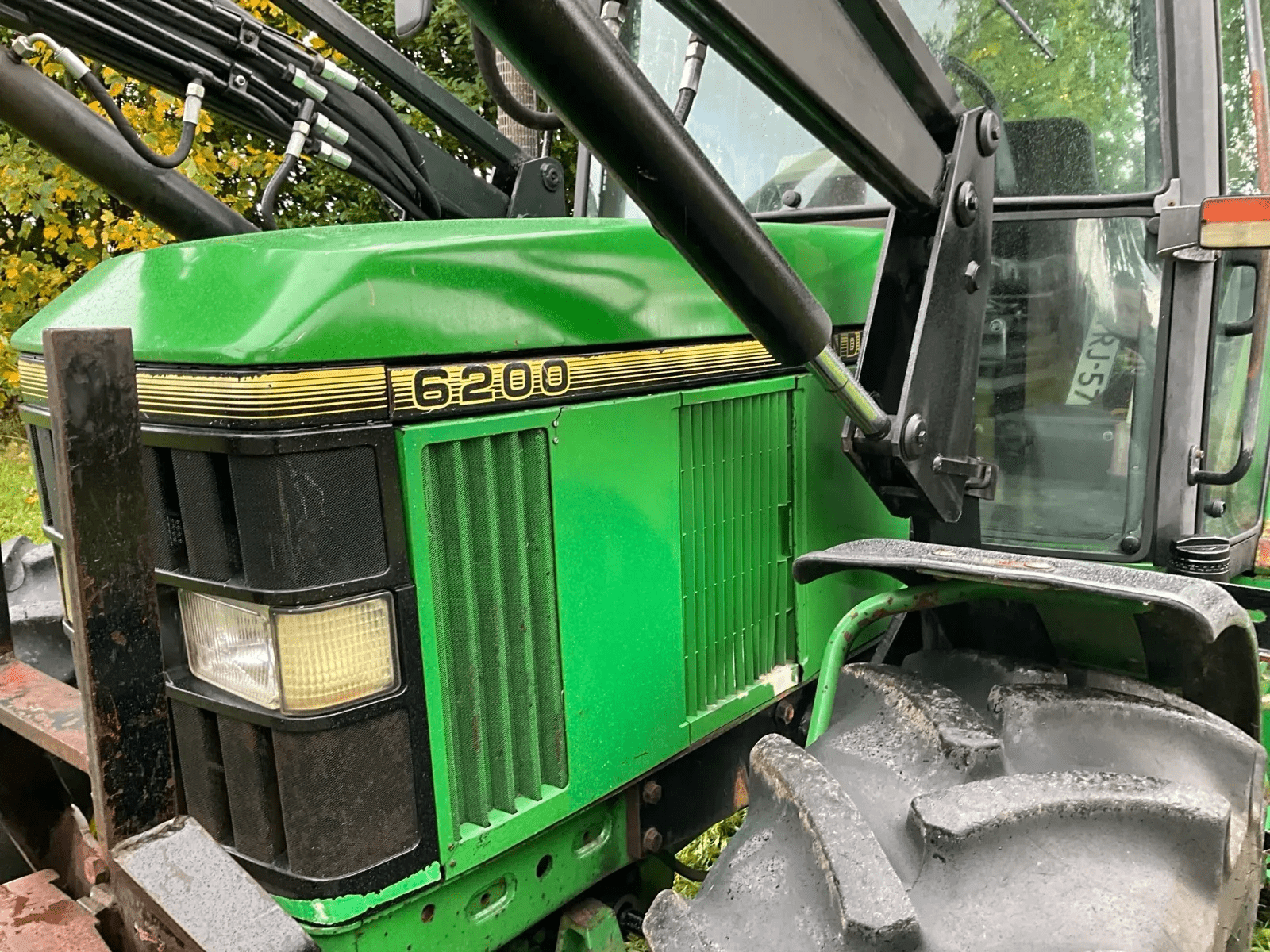 1992 John Deere 6200 Four-wheel drive farm tractor with front loader - Image 4