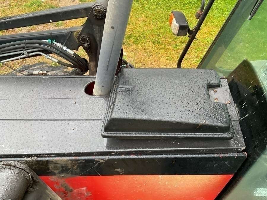1998 Valtra Valmet 800 Four-Wheel Drive Tractor - Image 31