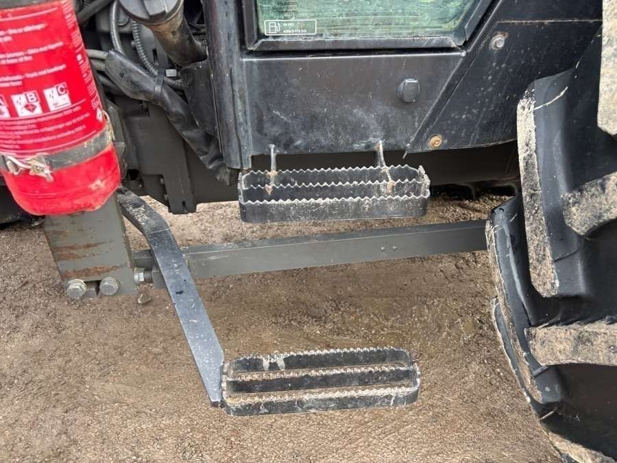 2016 Valtra A93 Tractor with front loader - Image 30