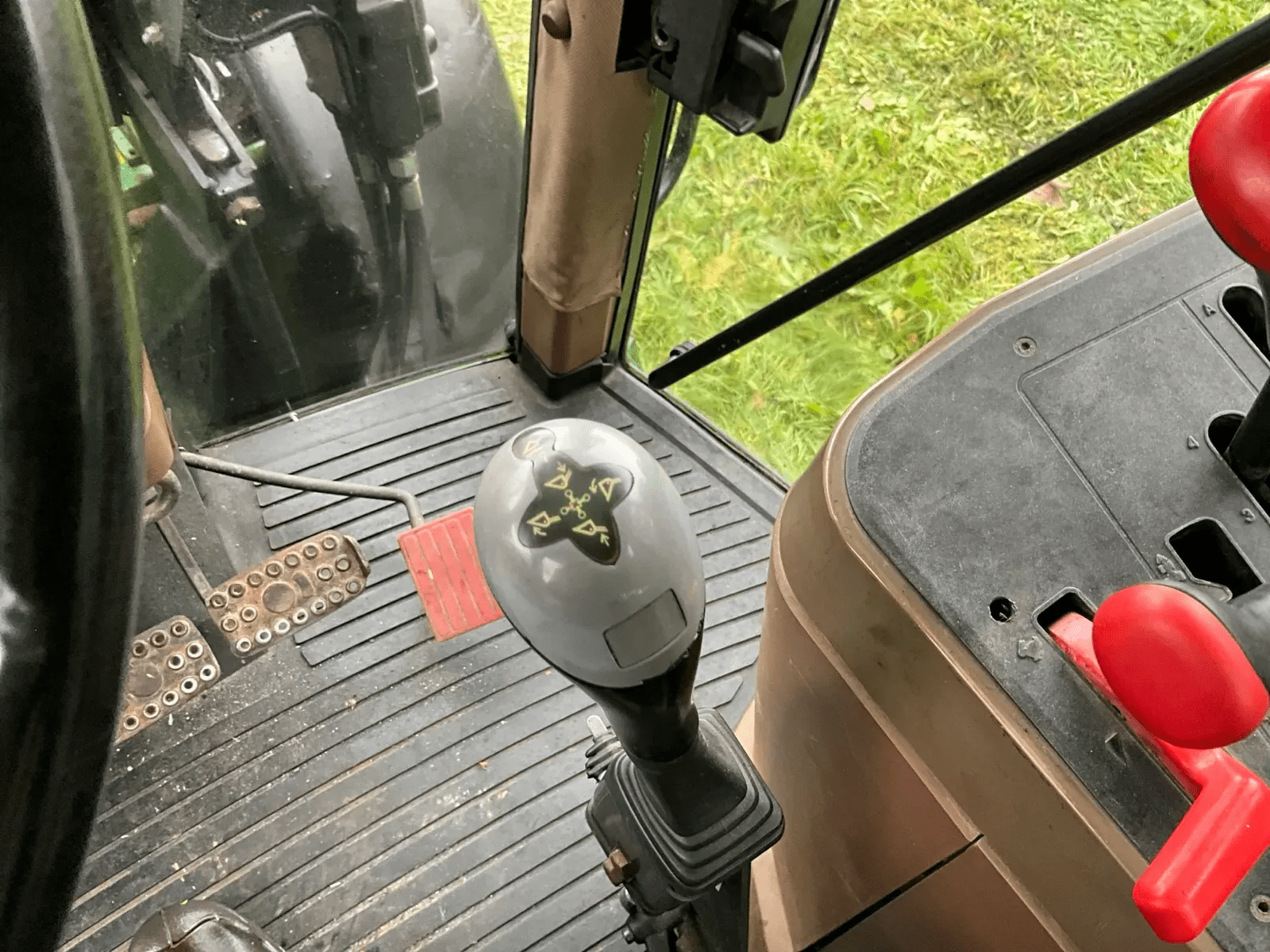 1992 John Deere 6200 Four-wheel drive farm tractor with front loader - Image 31