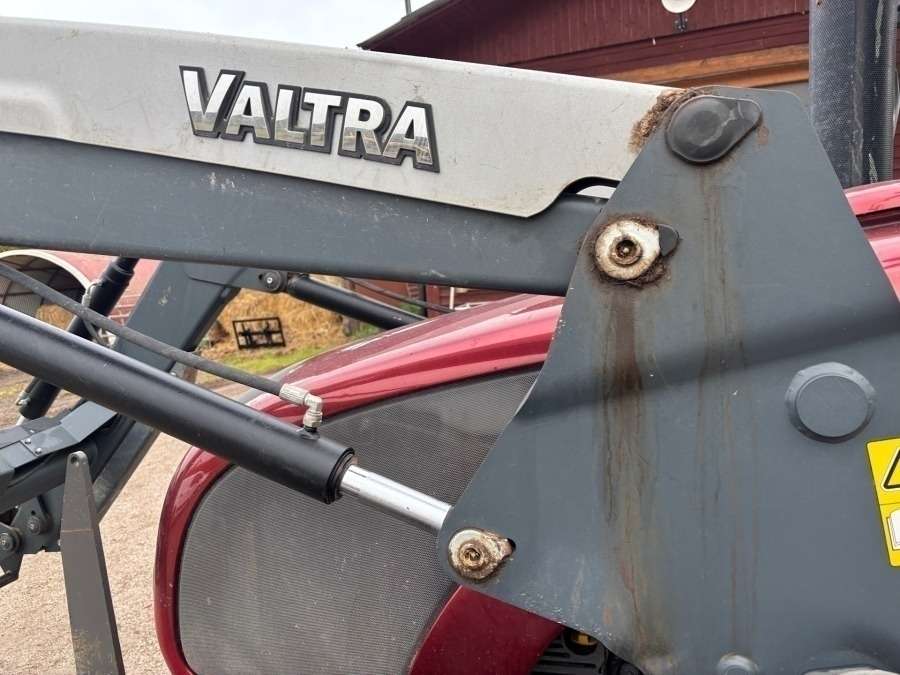 2016 Valtra A93 Tractor with front loader - Image 32