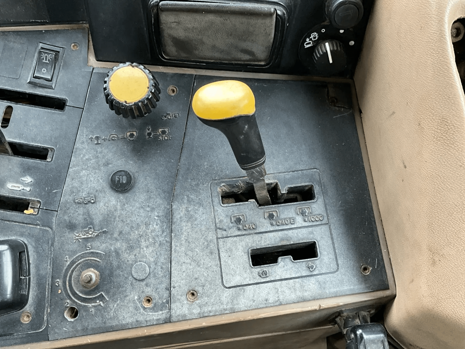 1992 John Deere 6200 Four-wheel drive farm tractor with front loader - Image 33
