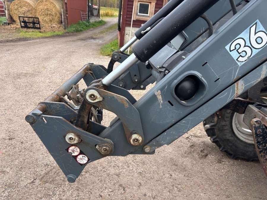 2016 Valtra A93 Tractor with front loader - Image 35