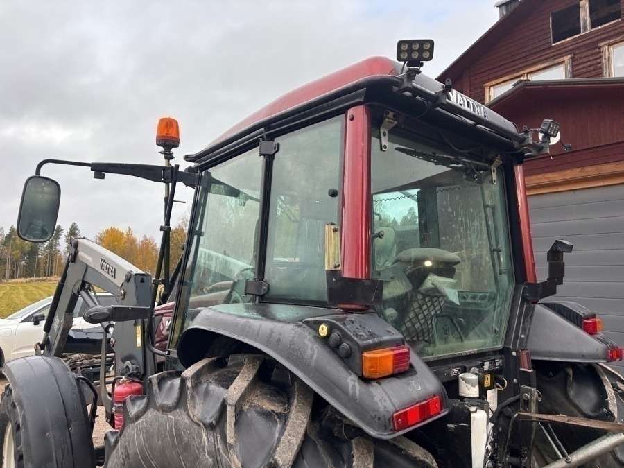 2016 Valtra A93 Tractor with front loader - Image 3