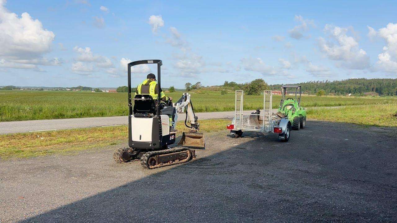 2022 Bobcat E10Z Excavator with trailer and 4 attachments - Image 5