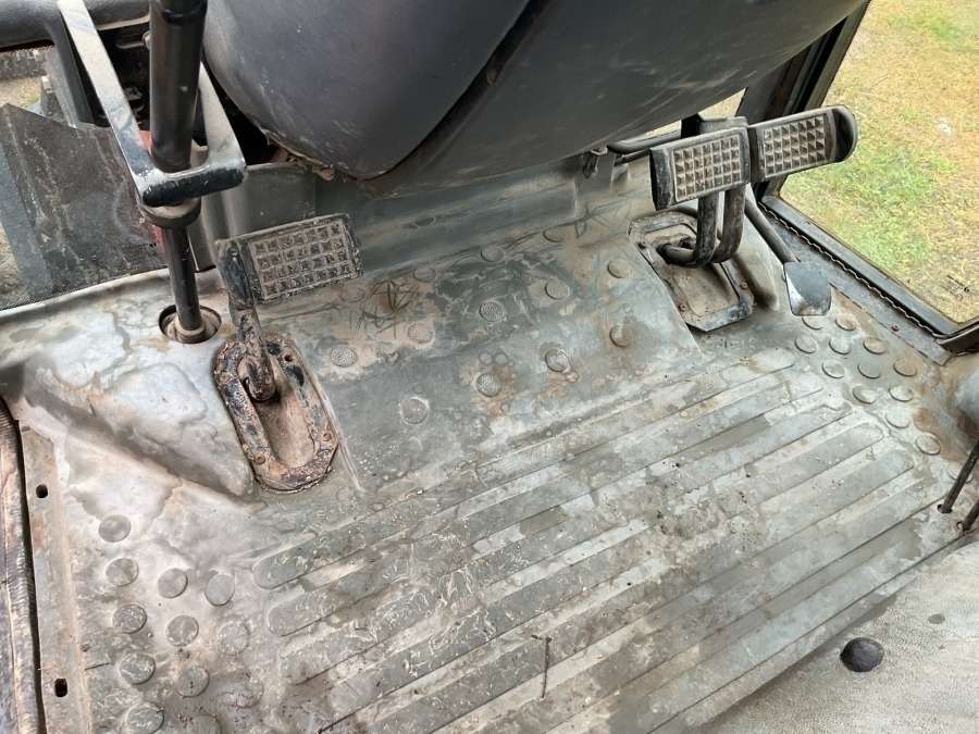 1998 Valtra Valmet 800 Four-Wheel Drive Tractor - Image 5