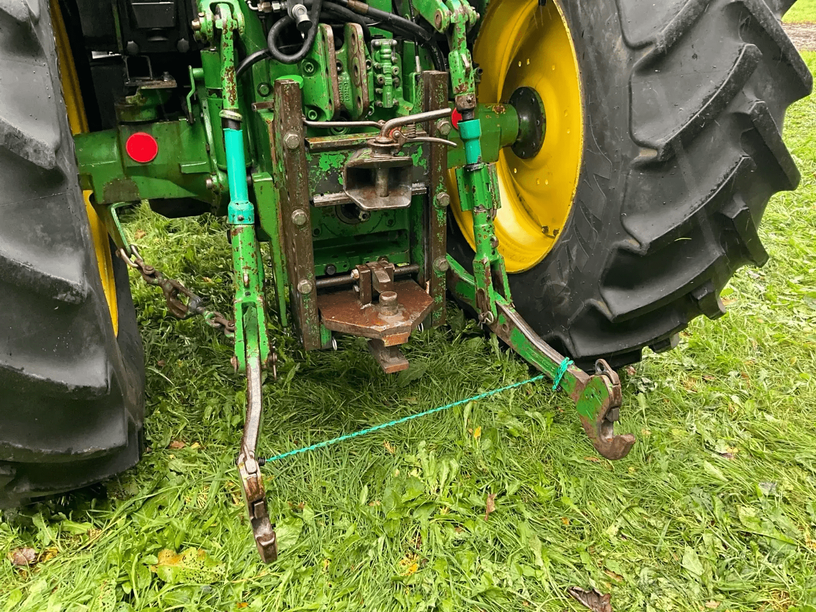1992 John Deere 6200 Four-wheel drive farm tractor with front loader - Image 5