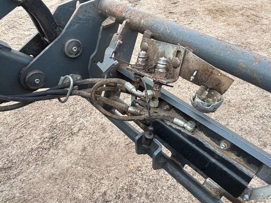 2016 Valtra A93 Tractor with front loader - Image 39